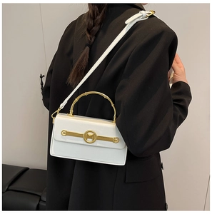 Detail der weißen Handtasche mit goldenem Bambusgriff und M-Logo-Schnalle aus Metall