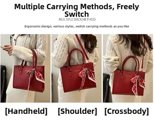 Sac à main rouge motif serpent montrant les styles porté main, épaule et bandoulière