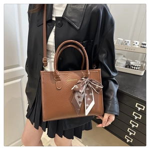 Sac fourre-tout marron à motif serpent avec gaufrage et foulard décoratif à cœurs