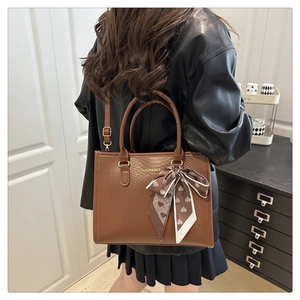 Sac fourre-tout marron foncé avec logo et foulard décoratif en soie à motif de cœur