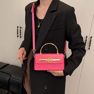 Pinke Kunstledertasche mit goldenem Bambusgriff und M-Logo-Metallverschluss-Dekoration