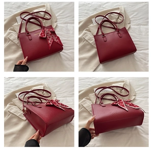 Détails du sac à main rouge gaufré avec foulard à cœurs et bandoulière amovible