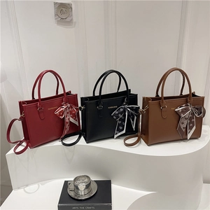 Trois sacs cabas élégants en cuir rouge, noir et marron avec foulards et bandoulières