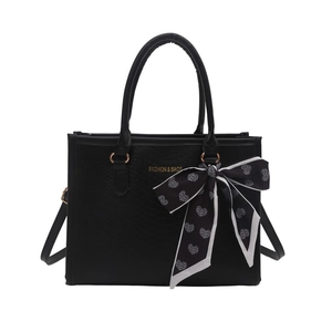 Sac fourre-tout noir gaufré classique avec foulard en soie à cœurs et détails dorés