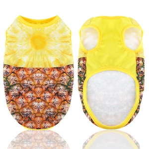 Detalle del chaleco transpirable para mascotas con estampado de piña 3D en malla ligera