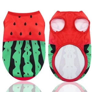 Detalle del chaleco transpirable para mascotas con vibrante estampado de sandía en 3D