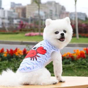 Detalle del chaleco de malla transpirable para mascotas con estampado de cangrejo rojo