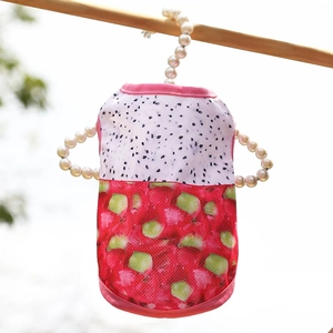 Detalle de chaleco transpirable para mascotas con creativo estampado 3D de pitaya en percha