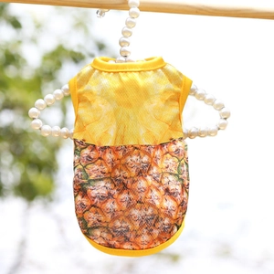Detalle del chaleco transpirable para perro con estampado de piña 3D en malla amarilla