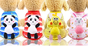 Détail de quatre gilets en maille pour animaux avec des personnages 3D en peluche au dos