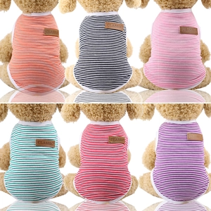 Vue détaillée de gilets rayés pour animaux en six couleurs avec étiquettes en cuir