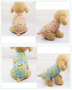 Détail de gilets rose et bleu pour chiens avec motif canard en coton doux et souple