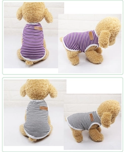 Détail des gilets rayés pour animaux en violet et noir avec écusson en cuir classique