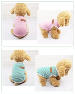 Détail de gilets rayés pour chiens avec écussons en cuir classiques en rose et vert