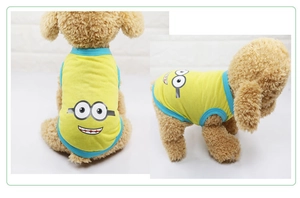 Vue détaillée du gilet jaune pour chien avec bordure bleue et motif de dessin animé