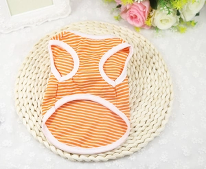 Gros plan du gilet rayé orange pour chien avec bordure rose élastique pour petits animaux