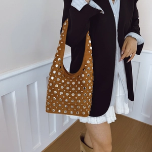 Borsa hobo in pelle scamosciata marrone con borchie argentate e tracolla ampia