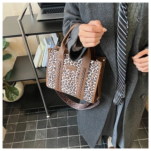 Detailaufnahme der Leoparden-Einkaufstasche mit Ledergeflecht und stylischem Schultergurt