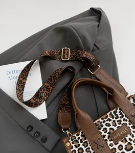 Detail des breiten Leoparden-Schultergurts und Leder-Finish einer großen Tragetasche