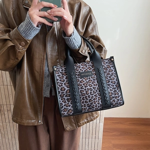Retro-Handtasche mit Leopardenmuster, schwarzen Ledergriffen und viel Stauraum