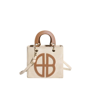 Sac cabas minimaliste en toile beige avec détails en cuir marron et patch logo rond