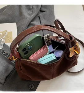 Intérieur spacieux du sac à main en daim marron montrant sa grande capacité de rangement