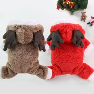 Détail de combinaisons en polaire pour animaux rouge et marron avec bois de renne