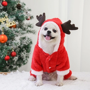 Détail du vêtement de Noël pour chien en flanelle rouge avec cornes de renne et boutons