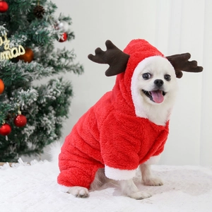 Détail du costume de Noël pour animaux en polaire rouge avec des bois de renne festifs