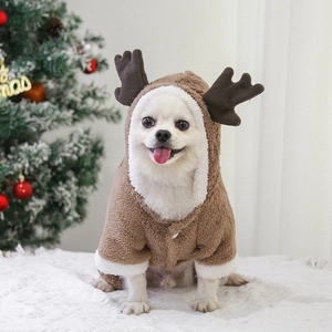 Détail du sweat à capuche de renne de Noël en peluche marron pour petits chiens avec boutons