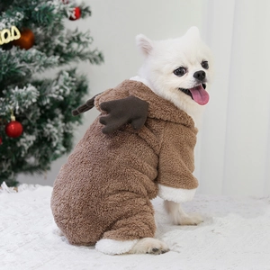 Détail d'une combinaison en peluche renne pour animaux avec bois sur fond de Noël