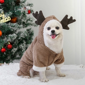 Détail du costume de renne pour chien avec bois 3D et tissu en flanelle chaude