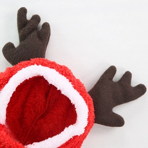 Détail du chapeau de Noël doux pour animaux avec bois de renne et bordure blanche