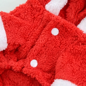 Détails du manteau rouge pour chien avec bordure en polaire blanche et boutons-pression