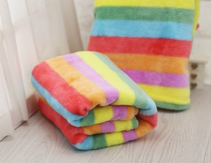 Dettaglio della coperta in flanella a righe arcobaleno per animali con morbido peluche