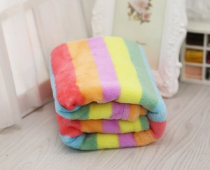 Dettaglio della morbida coperta in flanella arcobaleno per animali con trama soffice