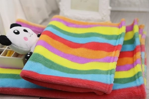 Dettaglio della coperta per animali in flanella a righe colorate con trama morbida