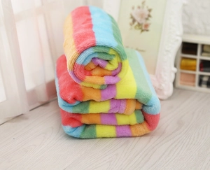 Dettaglio della morbida coperta arcobaleno in flanella per animali con trama felpata