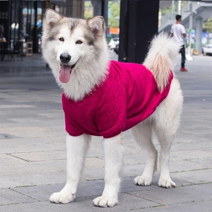 Detail of rose red knitted sweater with salt and pepper texture for large dogs
