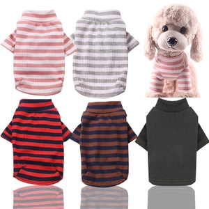Détail de pulls rayés extensibles pour animaux en cinq couleurs pour petits chiens et chats