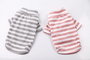 Détail du coton côtelé sur t-shirts rayés rose et gris pour petits chiens et chats
