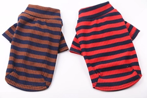 Détail des vestes rayées en tricot côtelé pour chiens et chats en marron et rouge