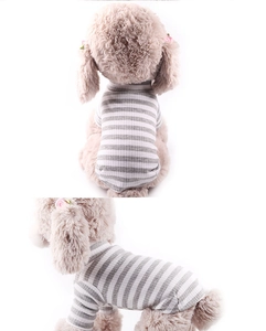 Détail du t-shirt rayé gris et blanc pour chien en coton avec texture côtelée élastique