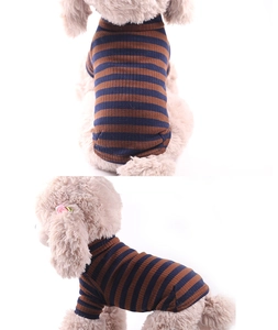 Gros plan du pull rayé bleu marine et marron pour chien en coton côtelé doux et élastique