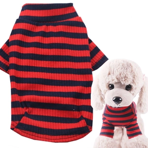 T-shirt rayé rouge et bleu en coton extensible pour chiens, vue à plat et sur un mannequin