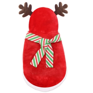 Détail d'un vêtement de Noël en polaire rouge pour animaux avec bois de renne