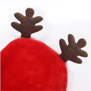 Détail des bois de renne sur tissu en flanelle rouge pour costumes de fête pour animaux