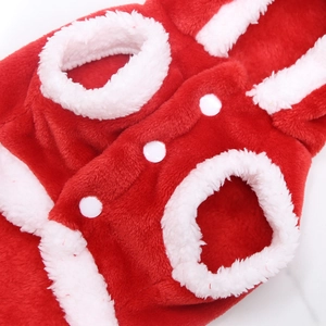 Détail de gilet de Noël pour animal en flanelle rouge avec bordure et boutons