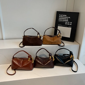 Sac polochon rétro en cinq couleurs avec boucle dorée et bandoulière en cuir pour femme
