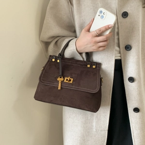 Sac à main rétro en daim marron foncé pour femme avec fermoir doré et poignée élégante